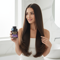 Frau mit Biotin Produkt