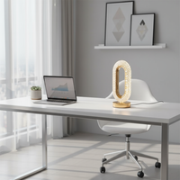 Lampe am Schreibtisch